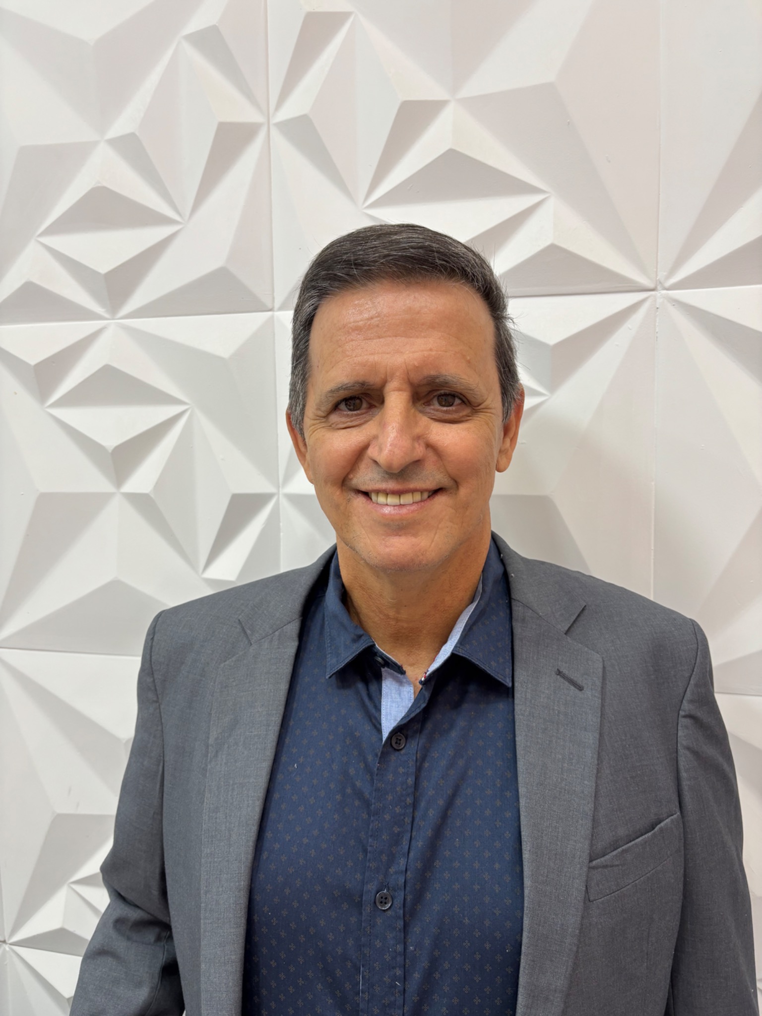 Professor Edison Bueno